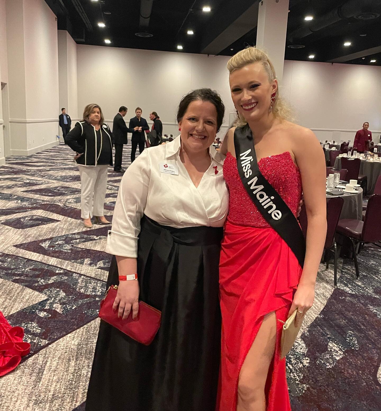 Tonight was the Go Red for Women Gala to benefit the American Heart Association! I got to meet Allison from @american_heart earlier this week, she is truly a gem and does such amazing work! 

I had so much fun attending the gala and also closing out 