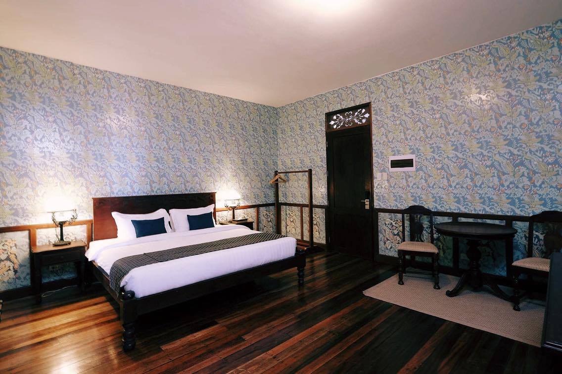 DELUXE ROOM.jpg