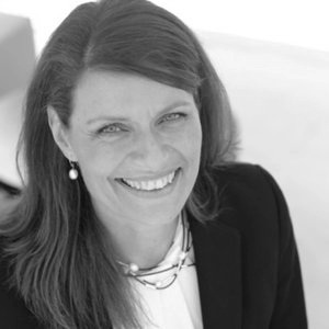 ROBYN DITTRICH Robyn is a passionate, high energy industry professional, with over 20 years’ experience in senior leadership roles globally. Never one to shy away from a challenge, Robyn’s career has focused on the complex, challenging, male dominated and culturally diverse B2B environments across the Chemical, Mining, Manufacturing, IT and Oil & Energy sectors. Her current role as APAC VP, Sales for S&P Global Platts, involves leading multi-disciplinary teams to deliver financial performance, sales strategies and business operations for the Platts businesses across Asia.