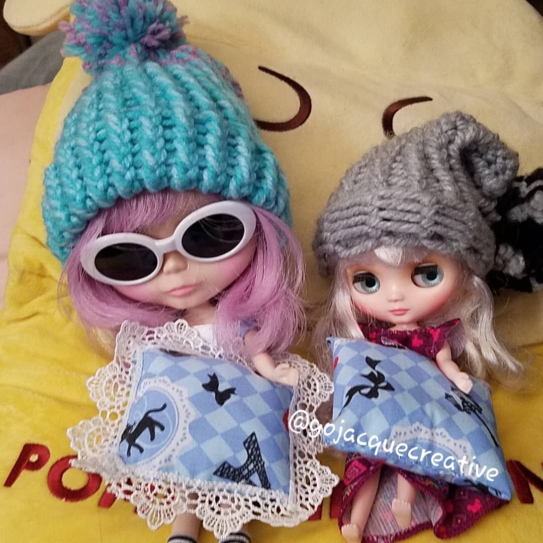 Crafty Saturday!
I knitted both their winter beanies and their alice inspired pillows!
It's always fun making stuff for these two!
♡♡♡
♡♡♡
♡♡♡
#crafty #saturday #craftysaturday #blythe #blythedolls #midiblythe #maker #crafter #knitting #knitcaps #kni