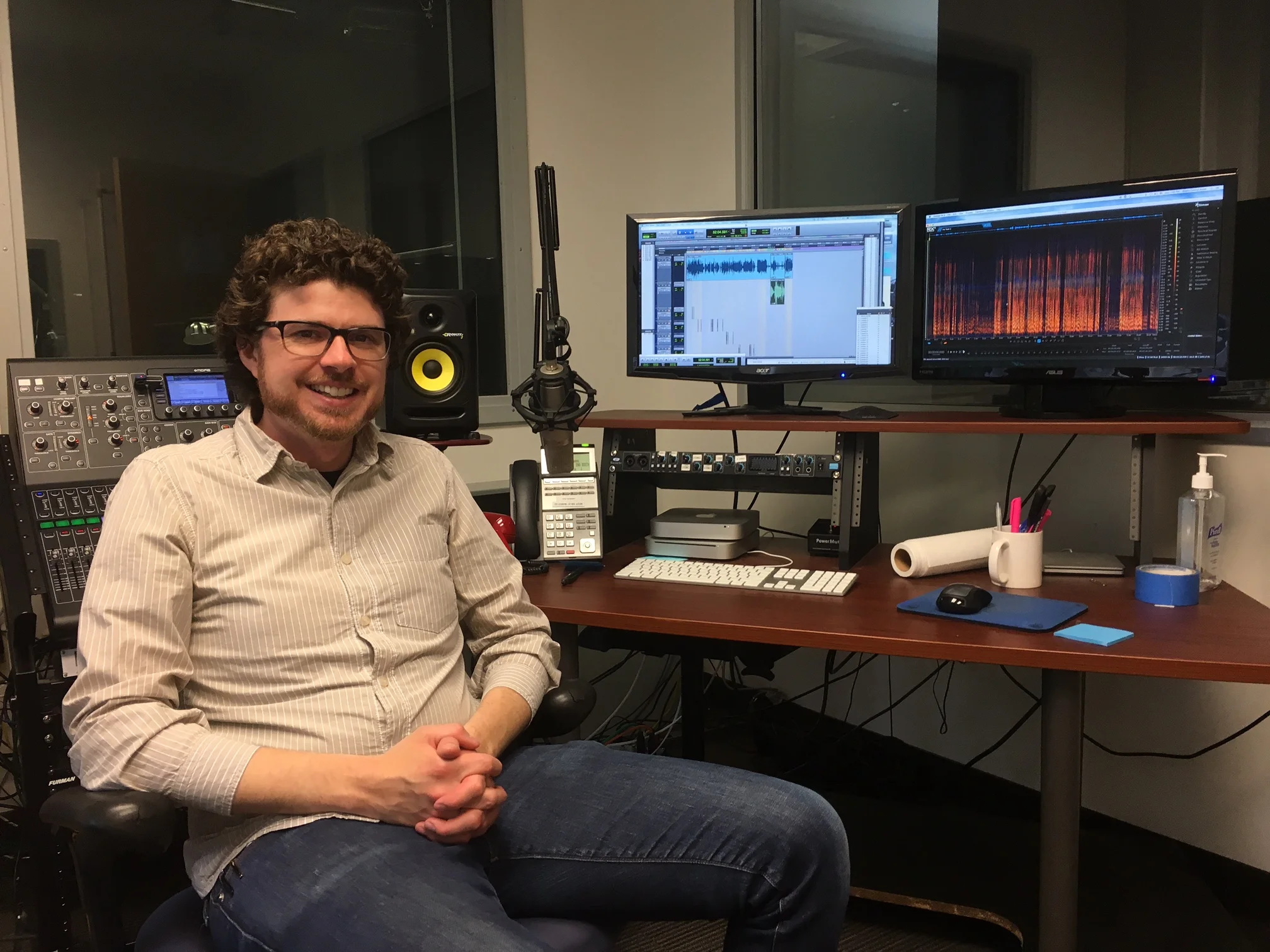 Jim Briggs, Sound Designer von Reveal, in der Regie des Aufnahmestudios.