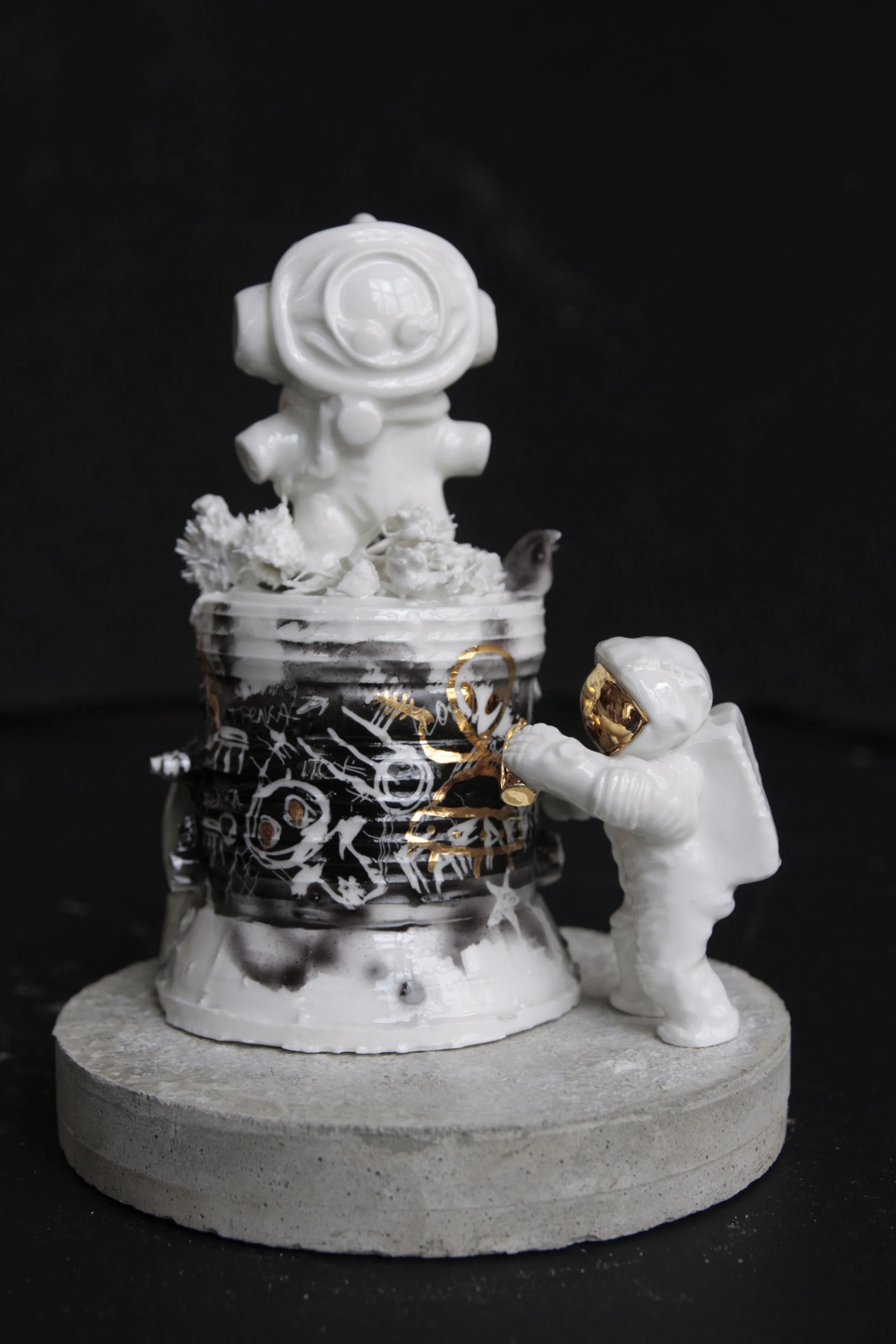   Space graffti &nbsp;&nbsp; 2015, porcelain, gold, concrete 15x13cm 