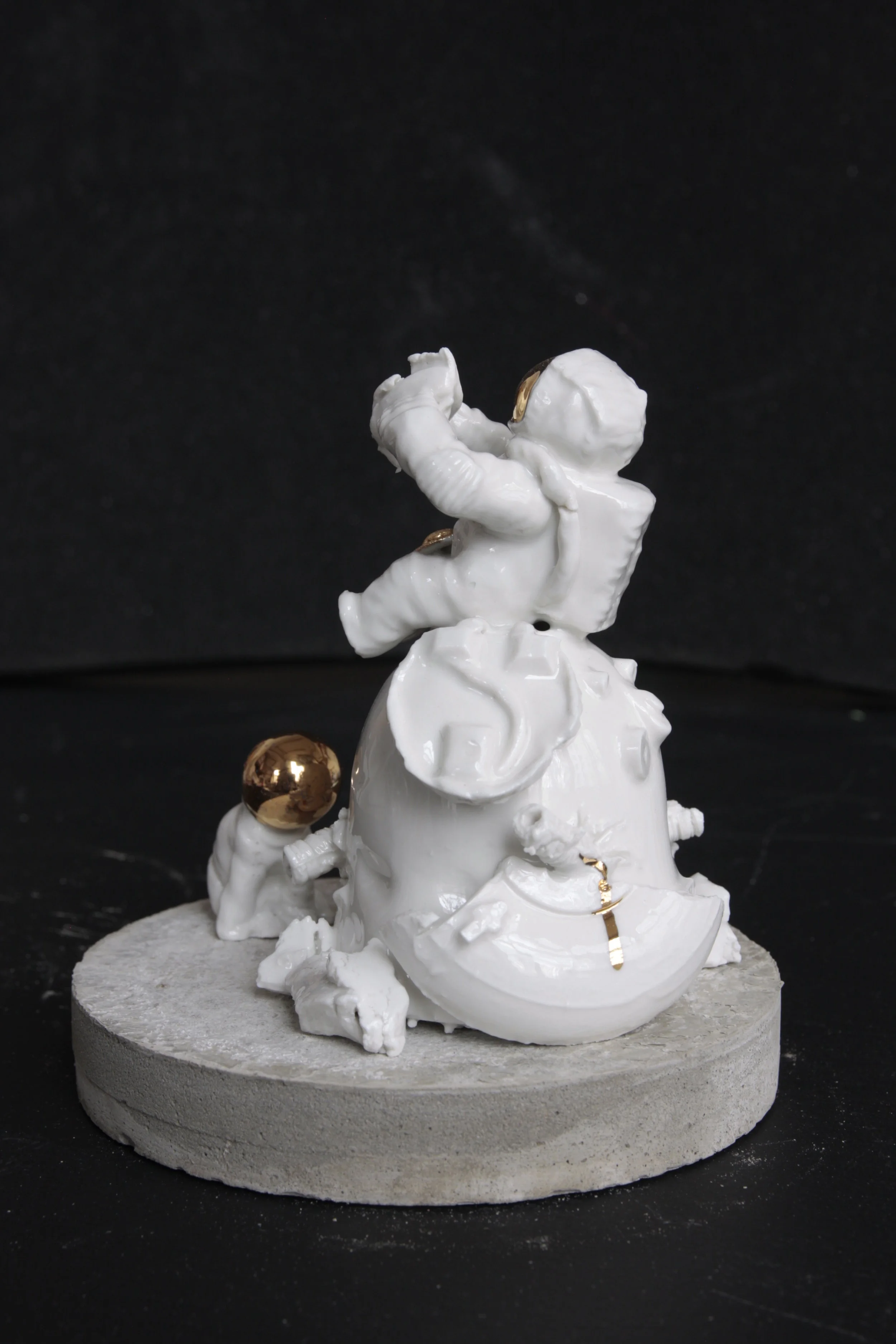   Lunchtime &nbsp;&nbsp; 2015, porcelain, gold, concrete 13x13cm 