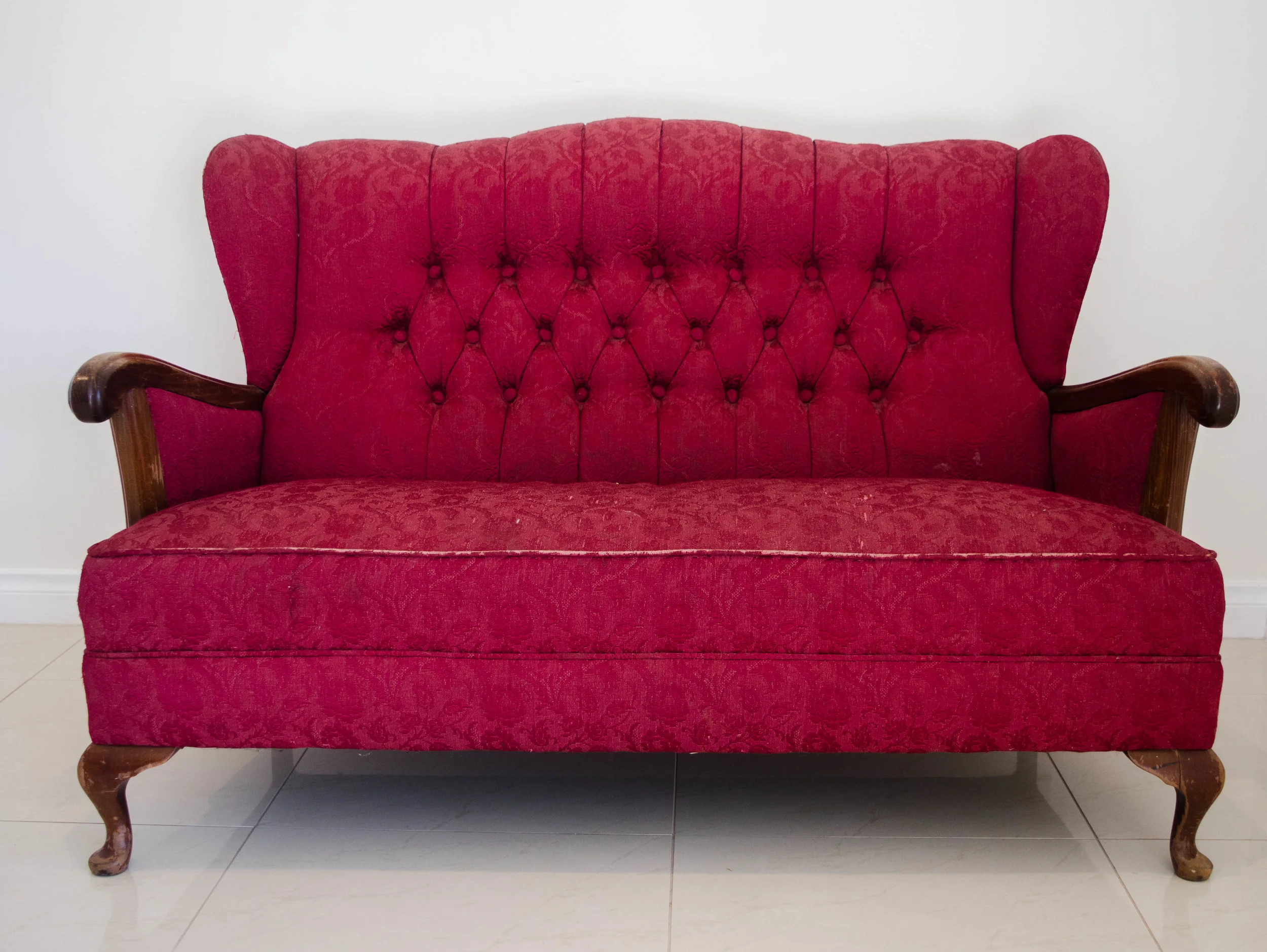Juliet Red Lounge $120.00 + GST (3-DAY HIRE) QUANTITY: 1