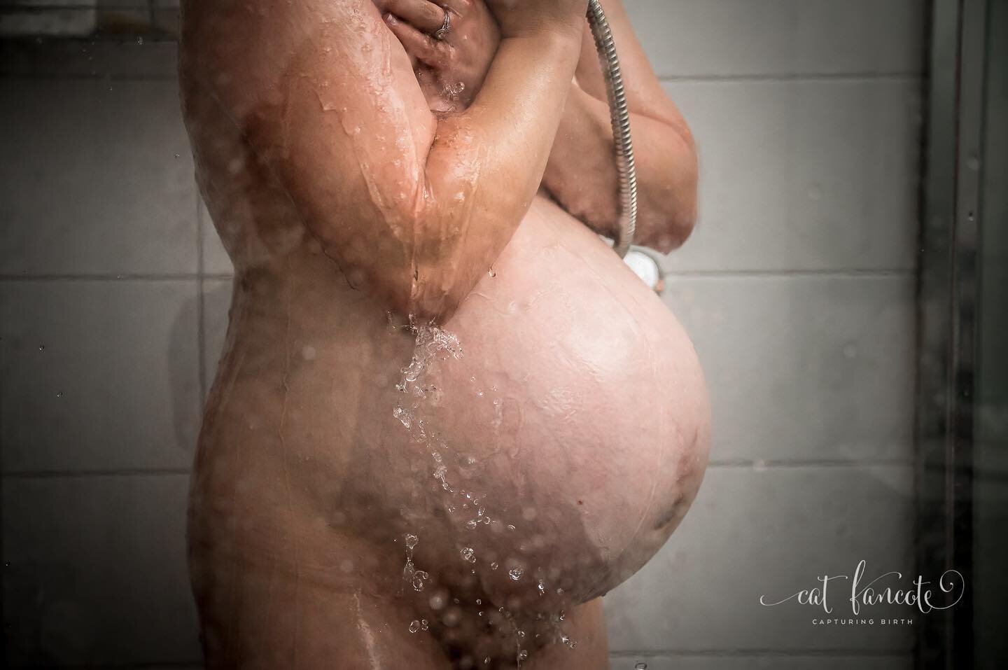 The water washed over her as she softened into herself 🌊 

#labourland #birthphotographyperth #catfancote #perthdoulaandphotographer #labourtips #birthsupport #perthbirthphotographer
