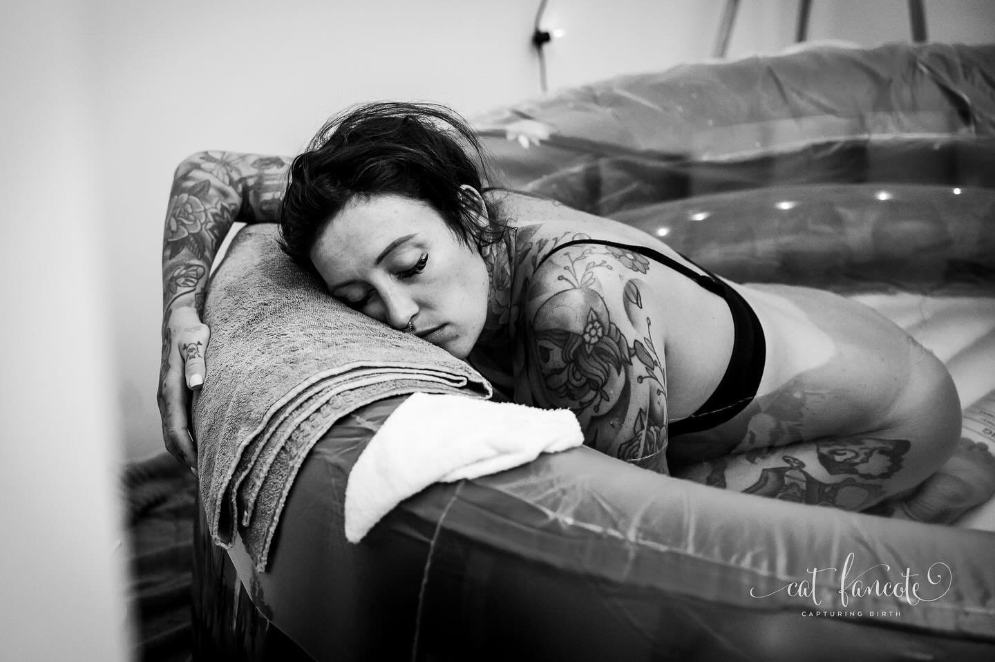Momentarily resting between the waves 🌊 

#labourland #homebirth #perthbirthphotographer #catfancote #birthphotographyperth #waterbirth #perthhomebirth #birthchoices #midwiferyledcare #birthpool #perthdoula #birthinggoddess #catfancotecapturingbirth