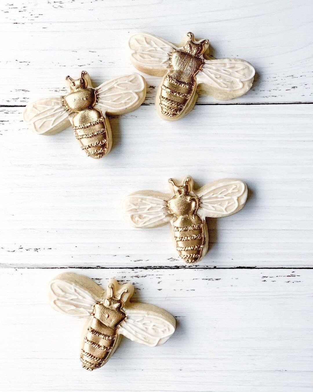 On behalf of all our little workbees, 🐝 we wish you bee-autiful Christmas morning, day and evening! ✨
-
Tag a friend in comments to tell them: ''Bee merry and enjoy yourself.'' 😌
-
Photo by: @bougecookieco
-
#nordichoney #gourmethoney #organicbees 