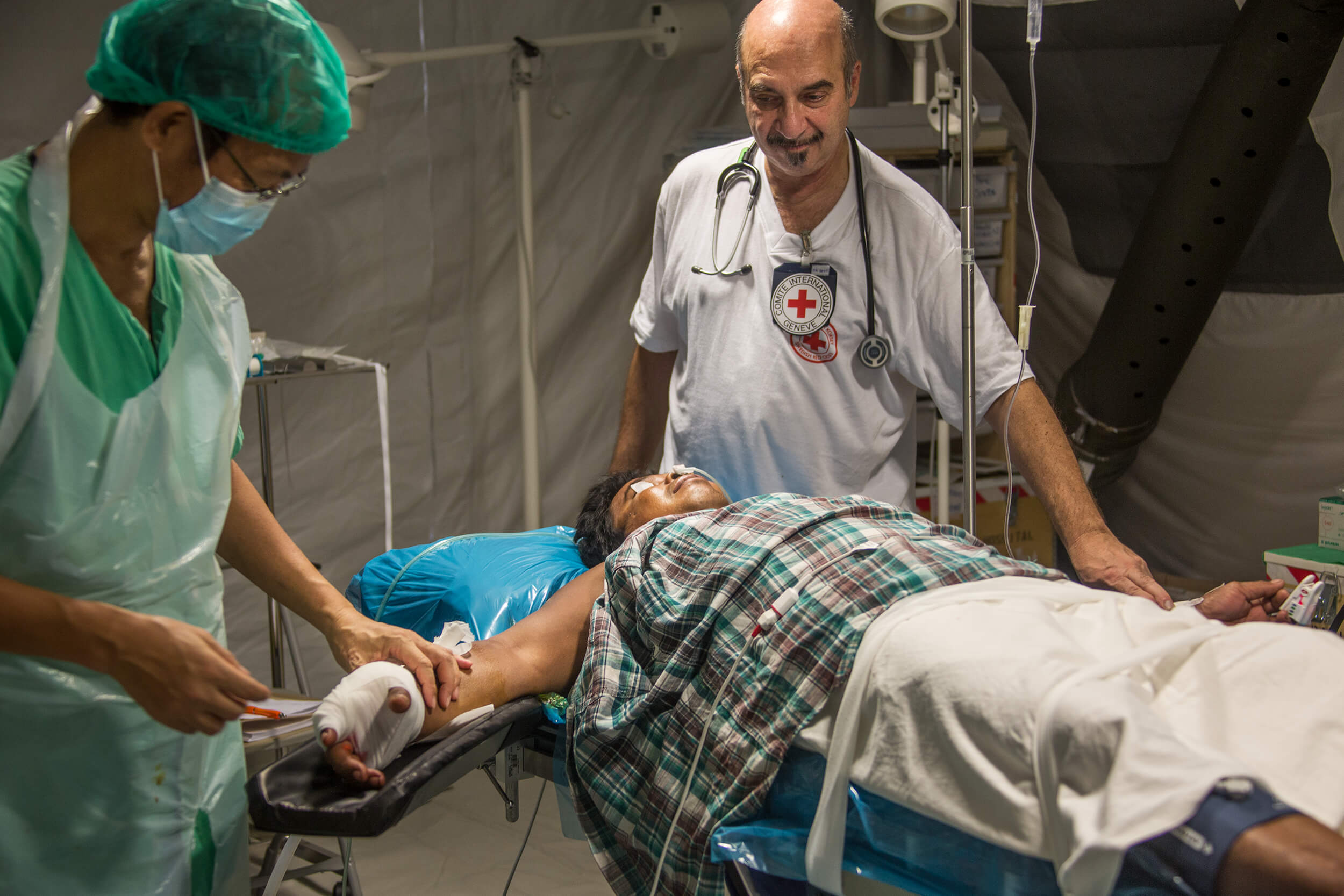  The Swedish anesthetist physician Leif Zarnowiecki at the Red Cross field hospital in Basey on the island of Samar. 