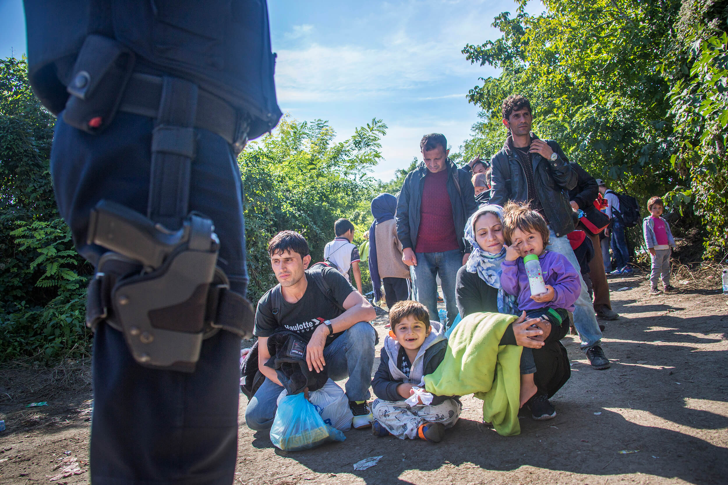  Serbia. October 2015. Mal and Mitra Jelali, från Afghanistan, with their two children, 9 month and 3 years, waiting at the Serbian/Croatian border. 