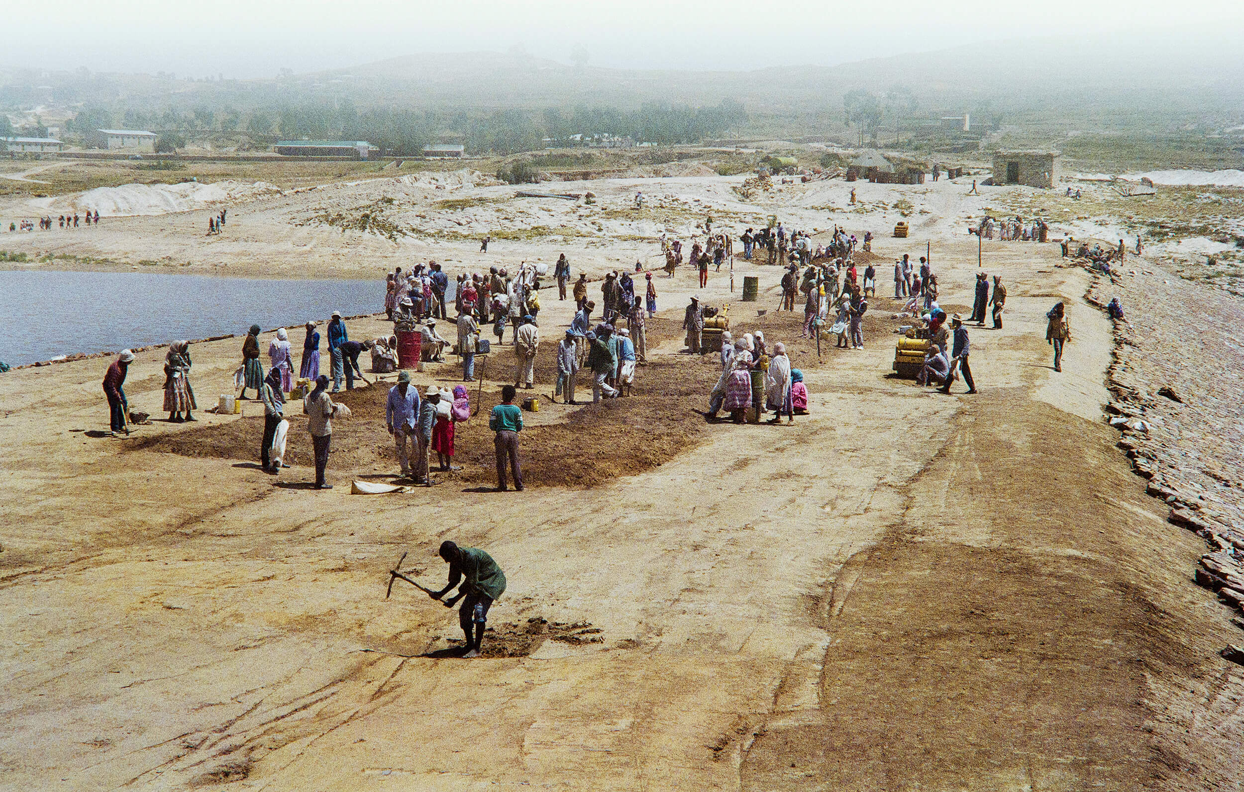  Reconstruction of the country after thirty years of war. Damm under construction in Embaderho. 