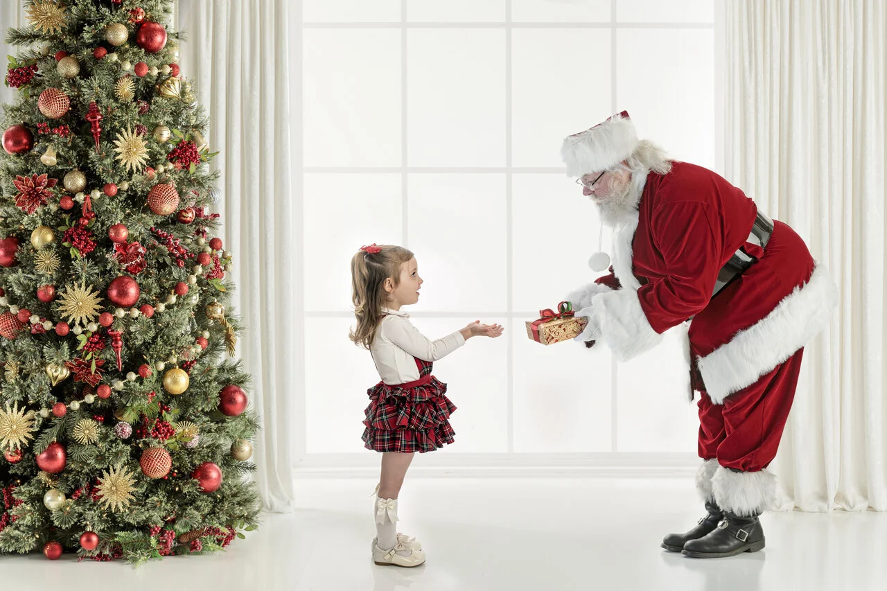 rsz_luna_santa_giving_gift-to-child.jpg