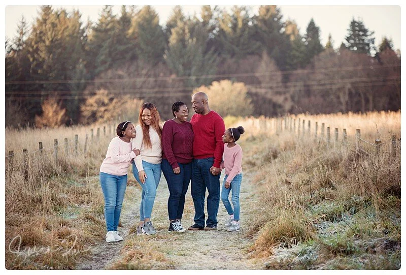 How to look natural in photos with your family