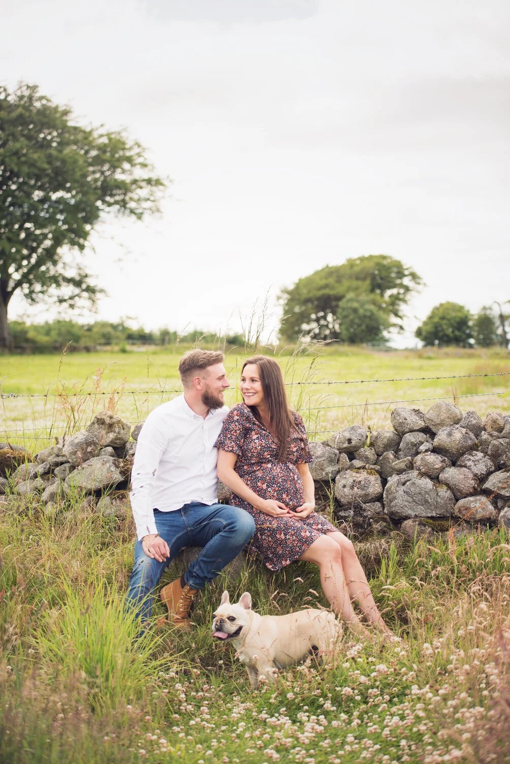 Couple pregnancy photos outdoors in Aberdeen