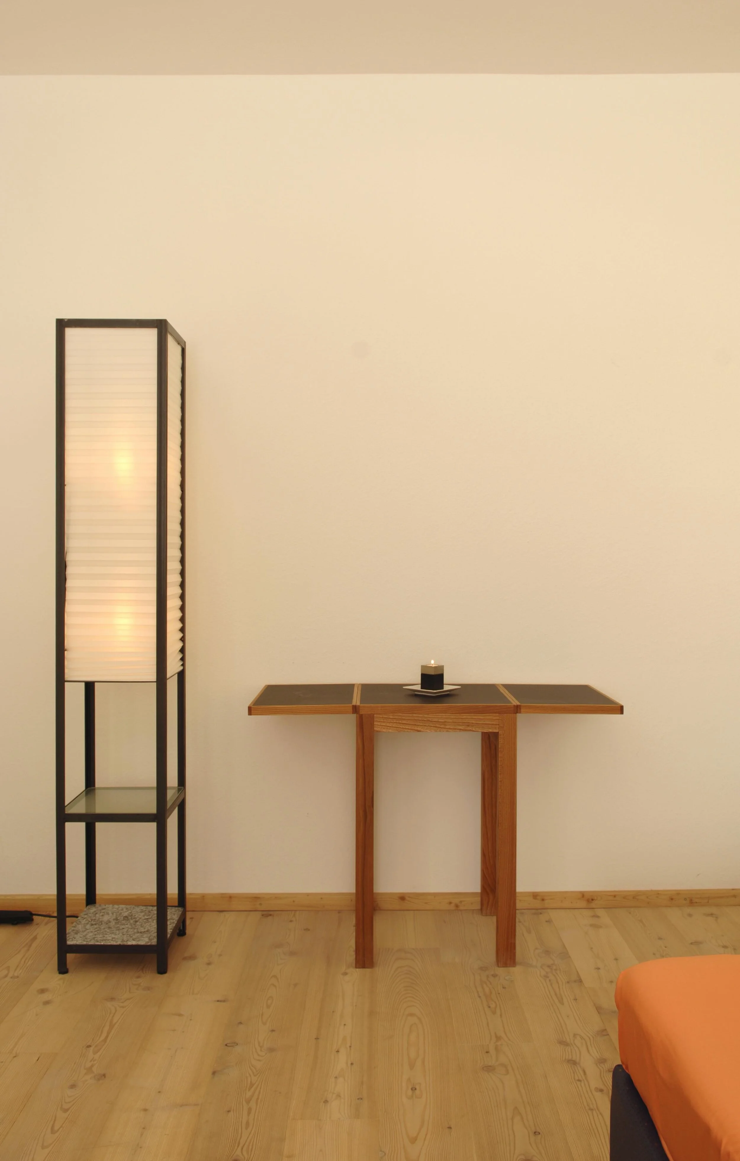 18.1 Zimmerlampe.Tischchen.jpg