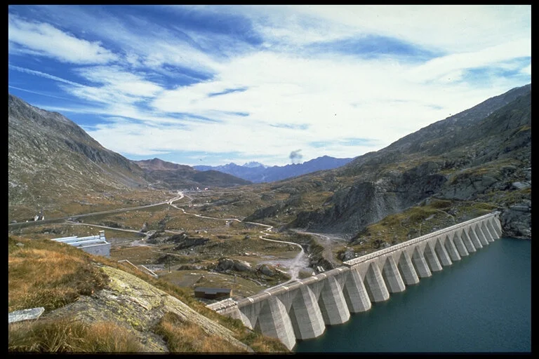 Lucendro-Staumauer von oben.jpg