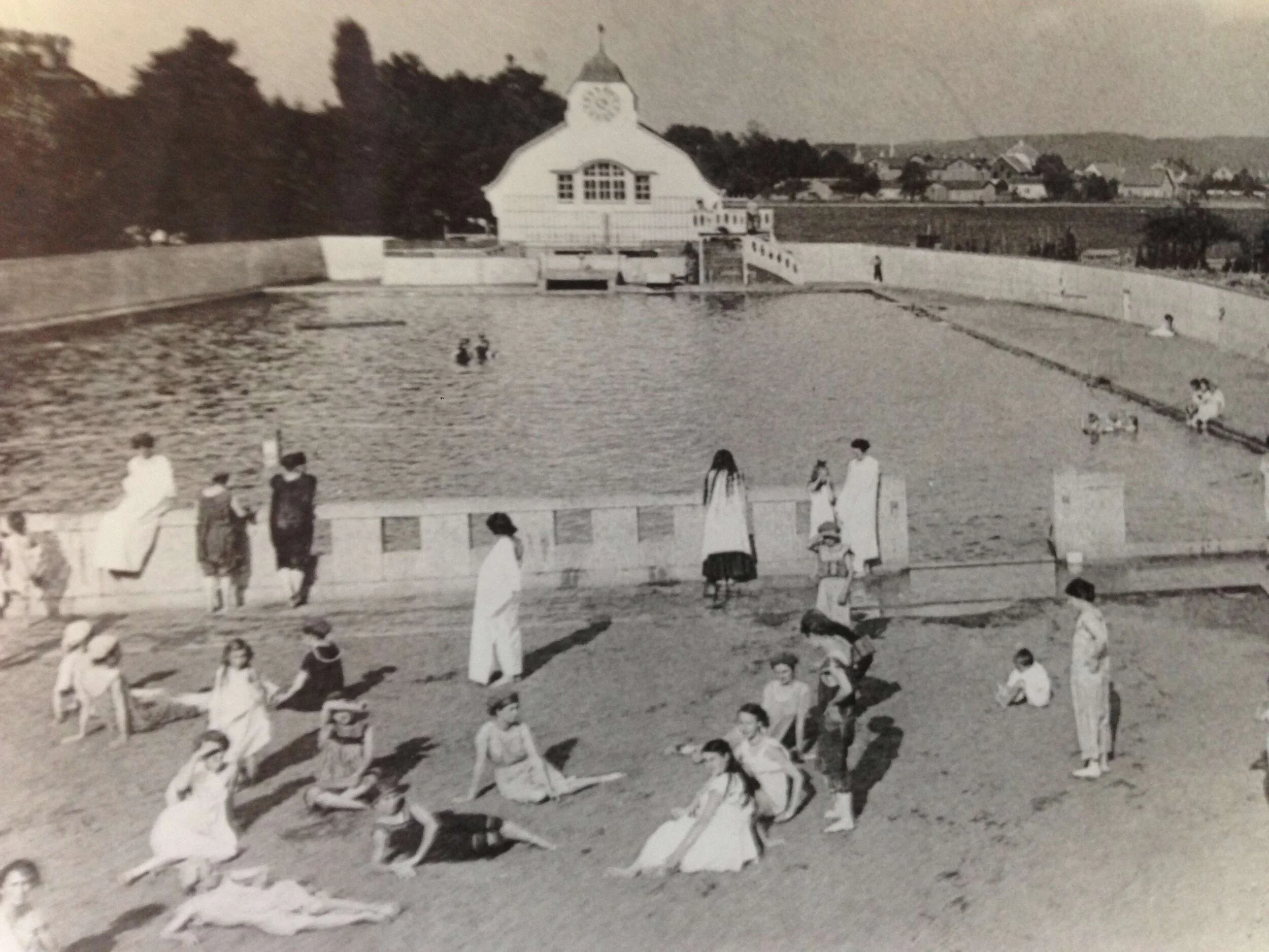 F.01.08.4 GEISELWEID mit Personen.jpg
