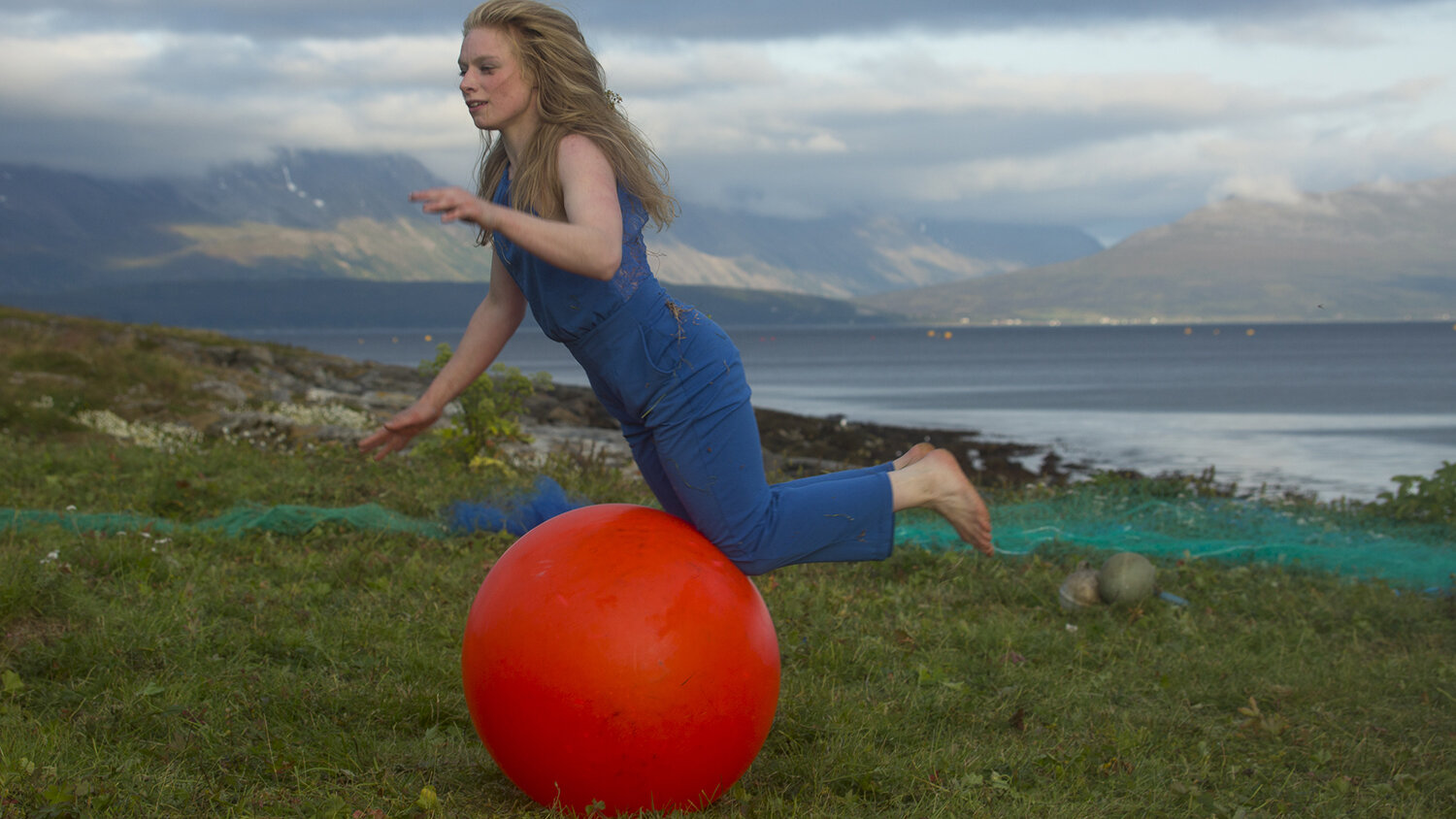 Maya Mi Samuelsen. Dance performance. Photo: Jan-Morten Bjørnbakk