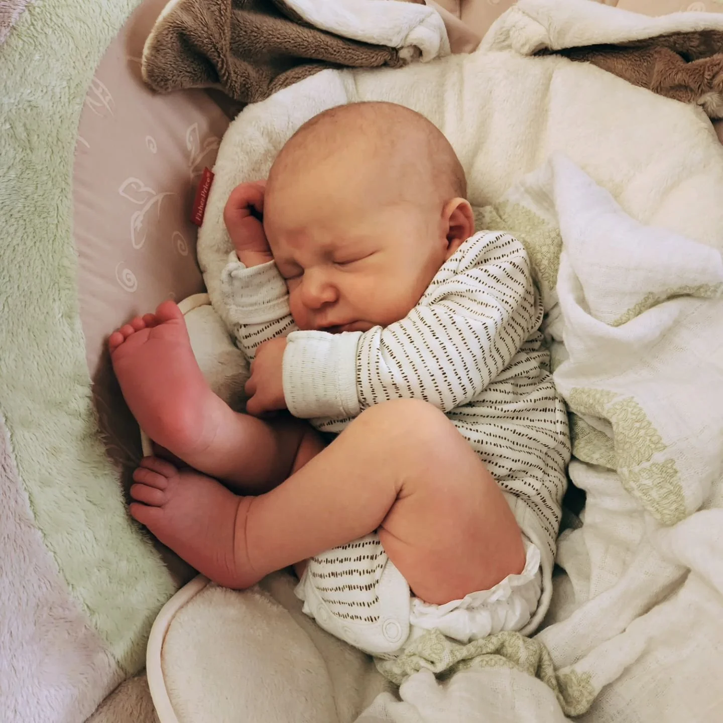 Does he look like a breech baby, or what? 

Henry Winter was born on November 22. He spent most of his time inside the womb with both his feet and hands up by his head. He is starting to lengthen out, but that is still his comfort position. 

#ohbaby