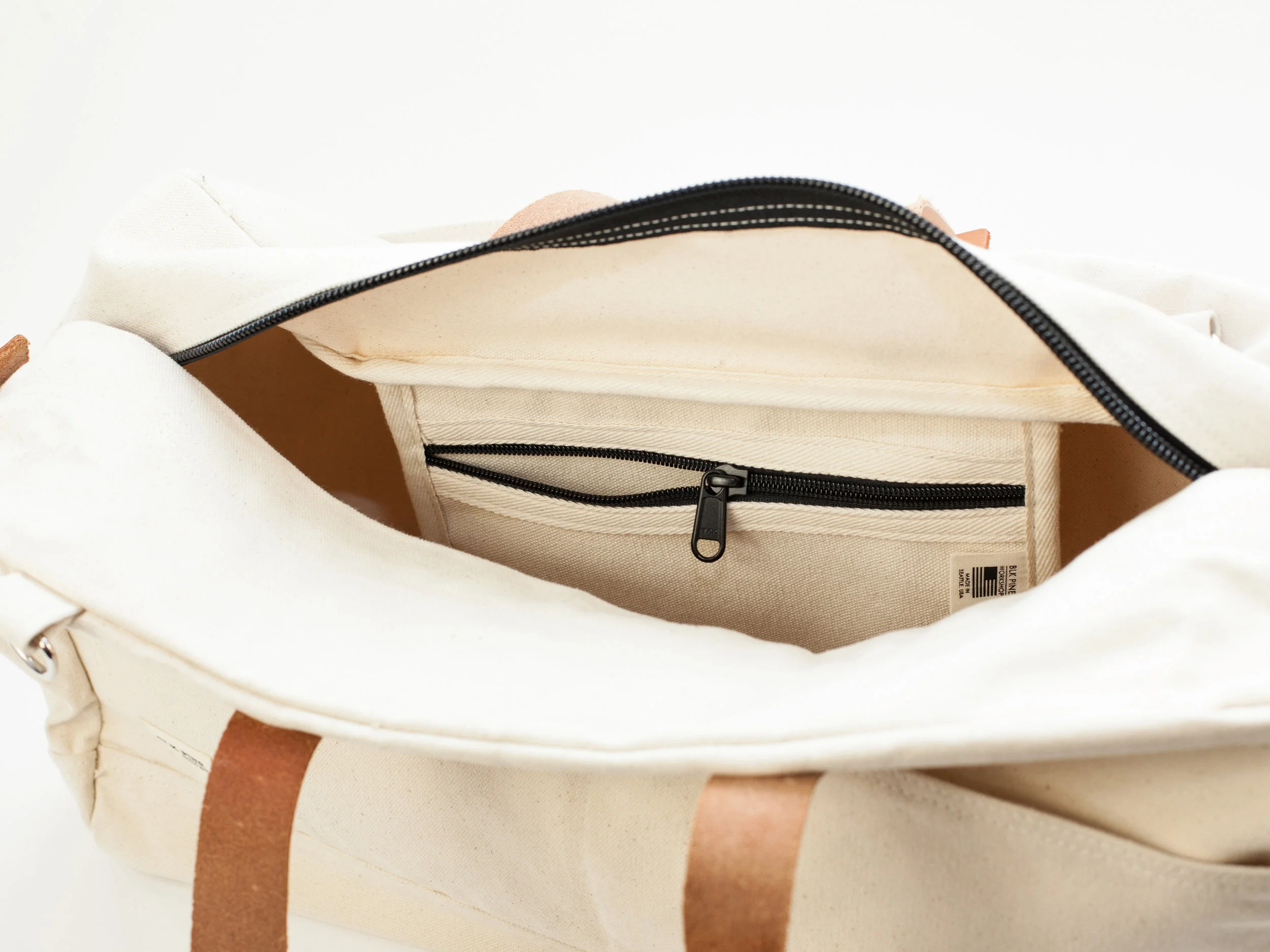 Blk_Pine_Classic_Leather_Canvas_Weekender_Natural_detail2.jpg