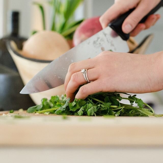 Anyone else cooking tons with this quarantine? I know I am. Trying out yeasted breads, exploring new smoothie recipes and now that spring is here, enjoying fresh herbs like cilantro!
⠀⠀⠀⠀⠀⠀⠀⠀⠀
I love cooking. I think growing up in on a farm gave me a