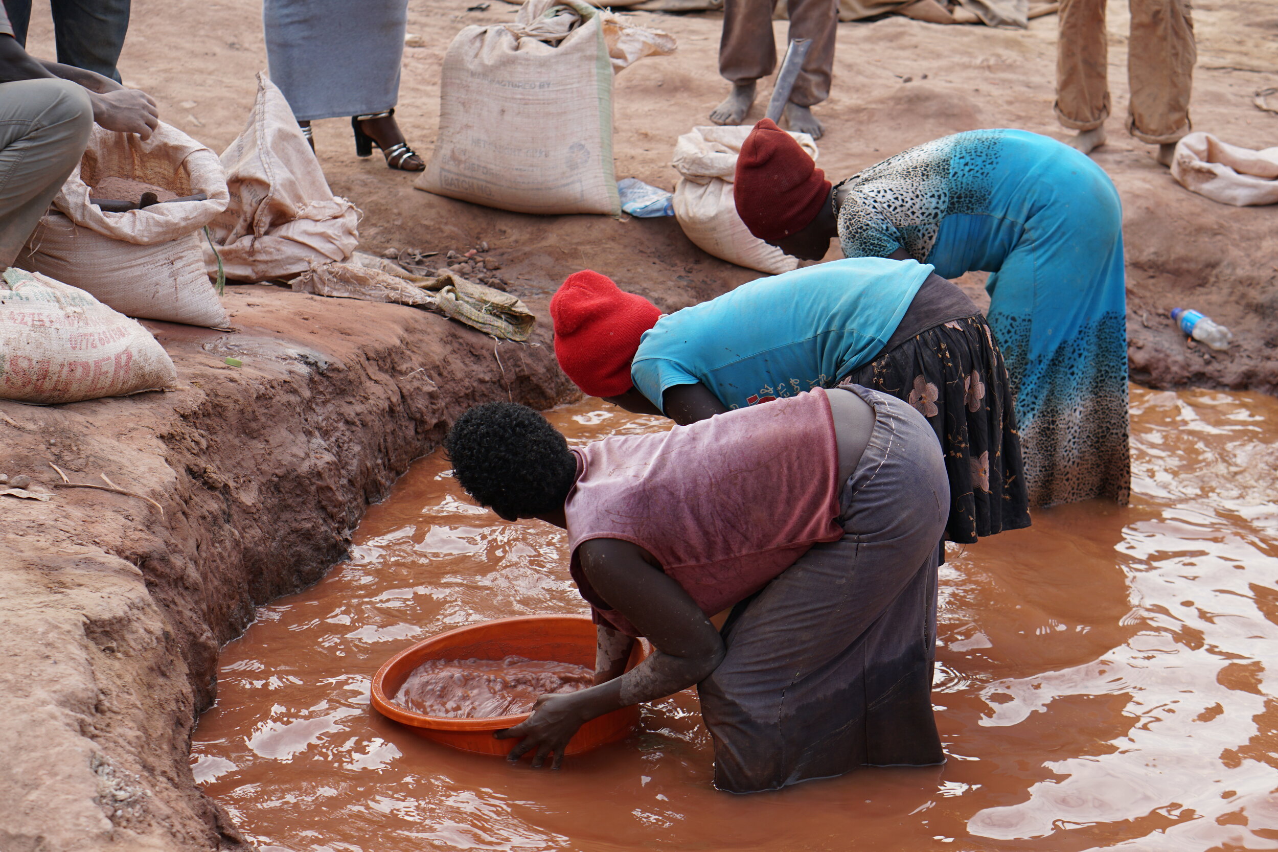 Women washing gold ore.JPG