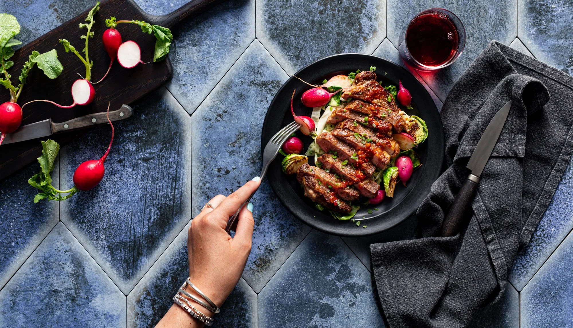 erinscott-sanfrancisco-food-photographer-Sunbasket-fallcampaign2021-womanwithfork-steakplate-bluetiles.jpg