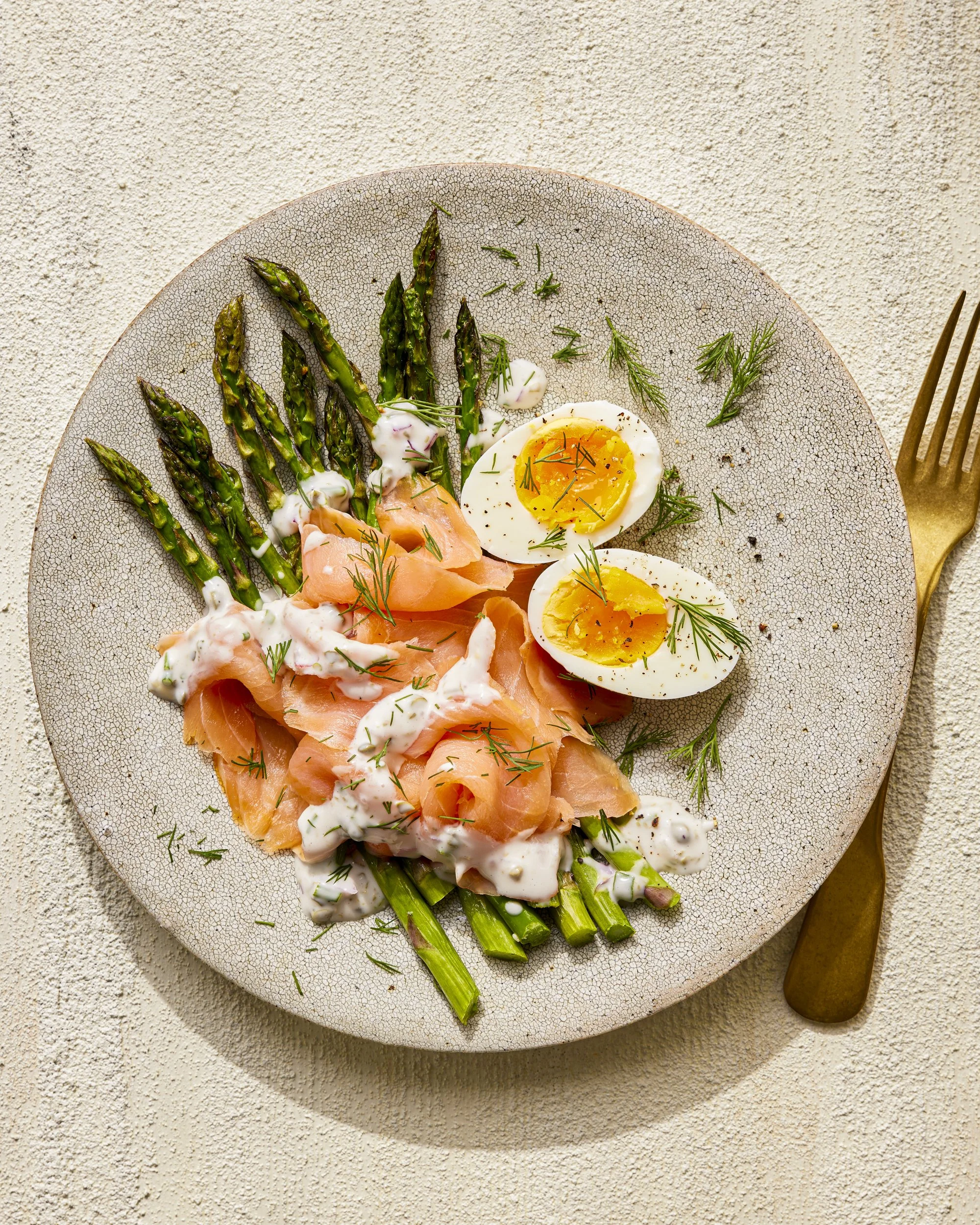 ErinScott-DanielleWalker-MakeitEasy-Week10-SmokedSalmonRoastedAsparagusLemonCaperYogurt-14376.jpg