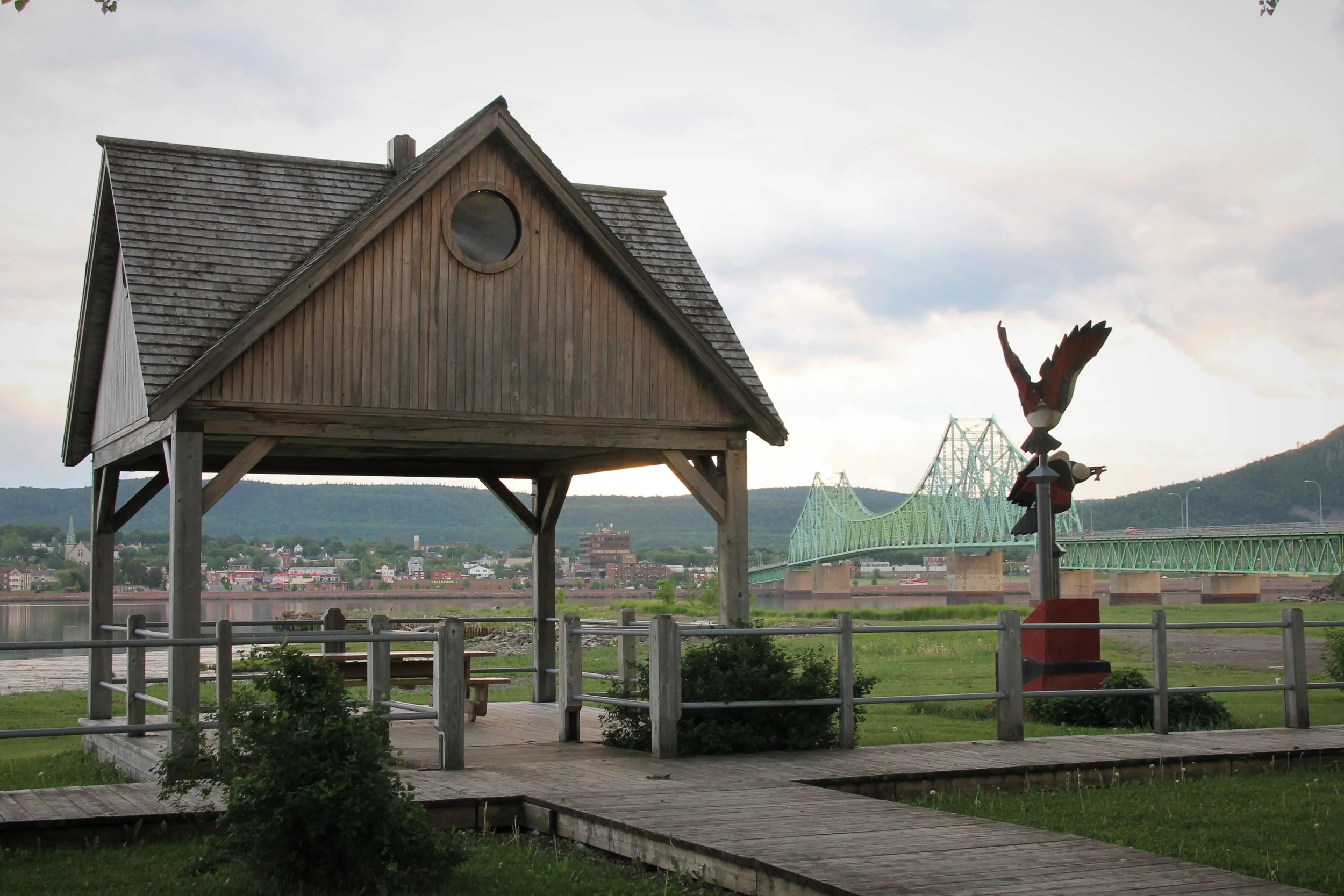 Pointe-à-la-Croix : L’œil bienveillant de la Gaspésie