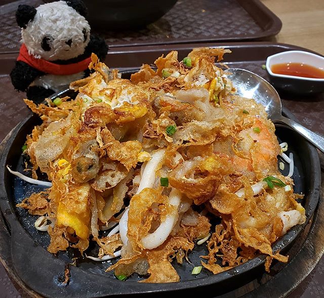 #Thai #seafood #pancake 🍳🦀🦑🦐🍳
.
.
.
I was inside the food court at  @siamparagonshopping centre, and was totally overwhelmed by all the tasty food available! It's a place where locals and tourists come to eat, so you know the food on offer is go