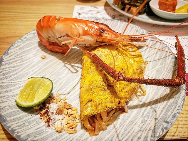 When the #phadthai at a buffet in #thailand is more impressive than the ones we get in #london 😍😂😂🤤🤤😂😂🤤🤤😍
.
.
The @iconsiam in Bangkok houses the No.1 buffet restaurant from Taiwan @harbourbuffet_th
and it didn't disappoint! There are sever