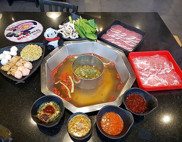 #cheapeats in #thailand ... #hotpot #buffet 😍🤤🥘😍🤤🥘😍🤤🥘😍🤤🥘😍🤤🥘😍🤤
.
.
Pictured is no.1 of 4 rounds of food 😂 I loved the variety of meat, seafood, veg, noodles and fishballs.. plus the massive sauce section where you could mix and match