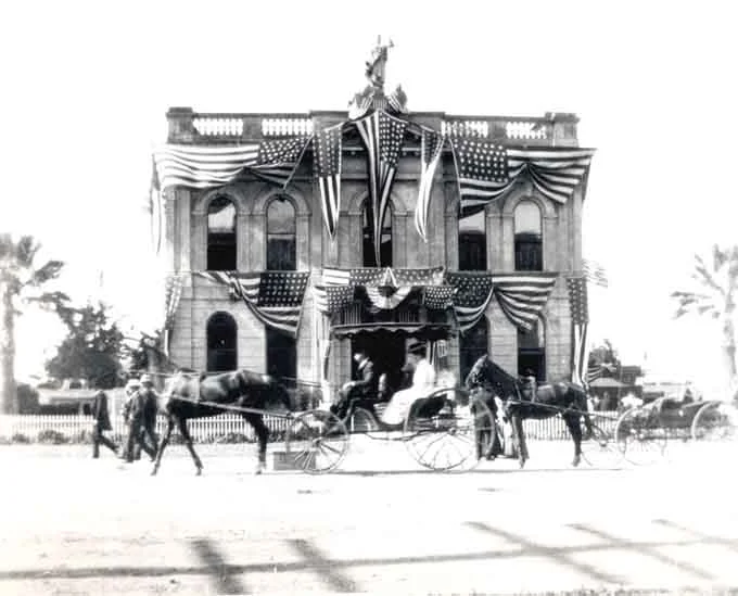 Courthouse 1904 w flags.jpg