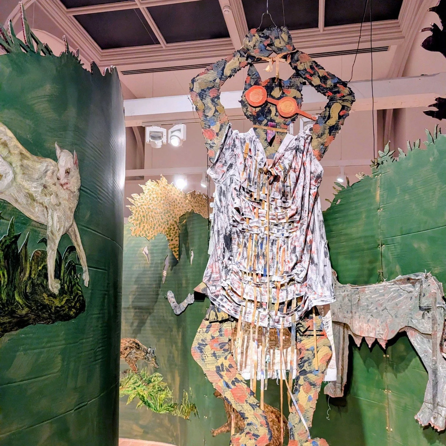 Walk around a spiralling maze made from cut-out walls to resemble vegetation, and be surrounded by a lot of animals, including plenty of cats. We can see through elements of the labyrinth, and it feels fun. That is, until you see the references to se