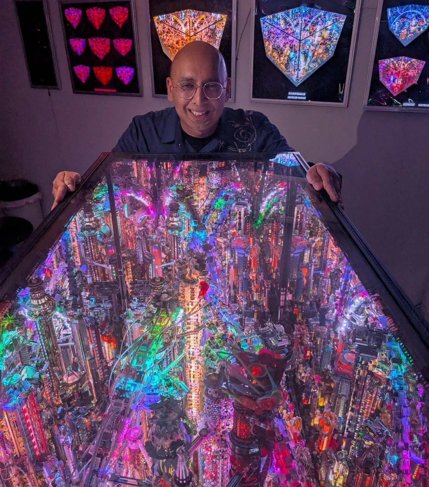 It was great to experience this phenomenal work @Metropoliverse by Oskar Krajewski (@ArtofOK). This is just a taster of the work, which comprises over 40,000 components, and the lights change and pulse in time with the soundtrack and voiceover. It&rs