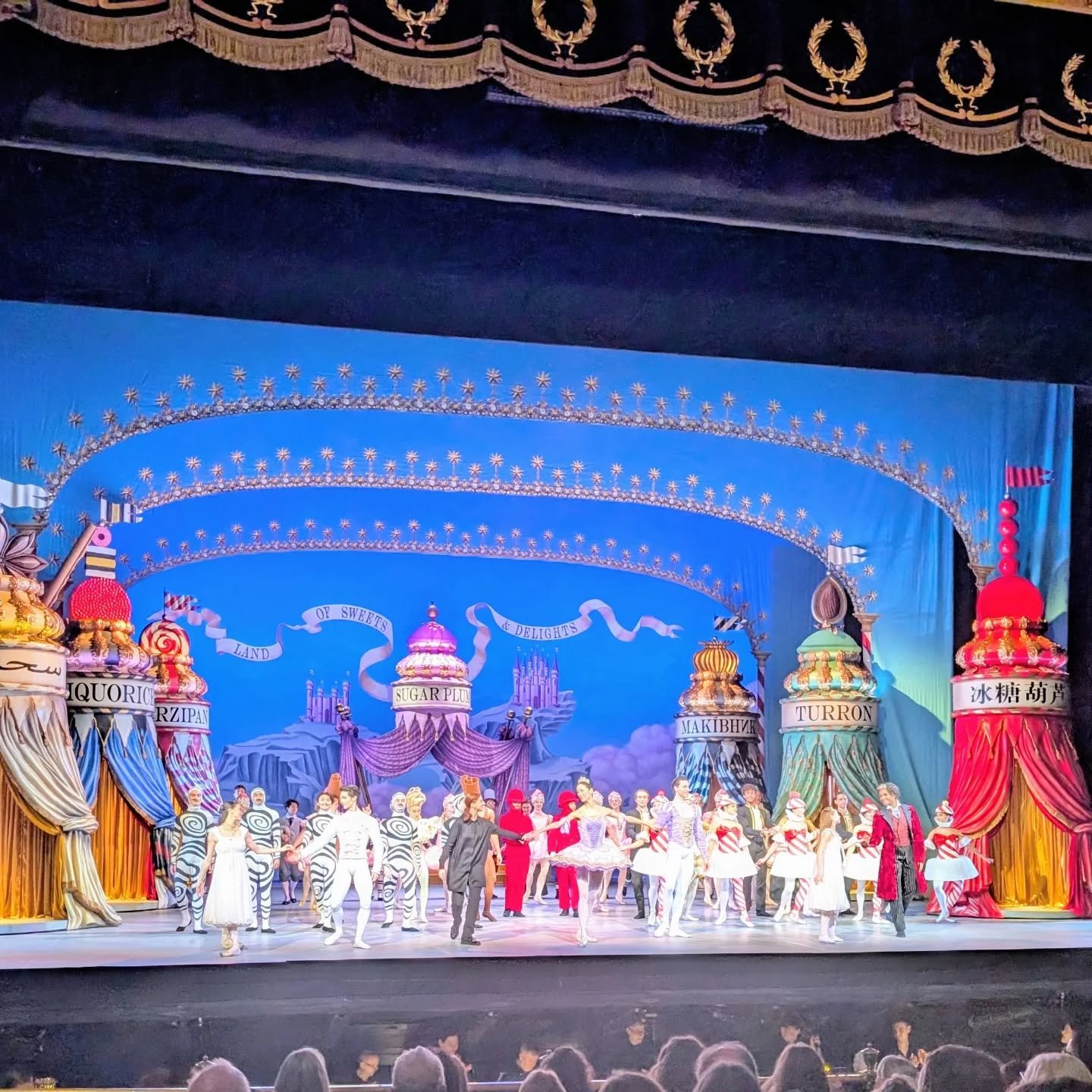 What a pleasure to see the Nutcracker at the London Coliseum, my first viewing of live ballet. The performers and stage sets were enchanting and what a Christmas treat. A big thank you to English National Ballet for the free tickets. 
.
.
#Nutcracker