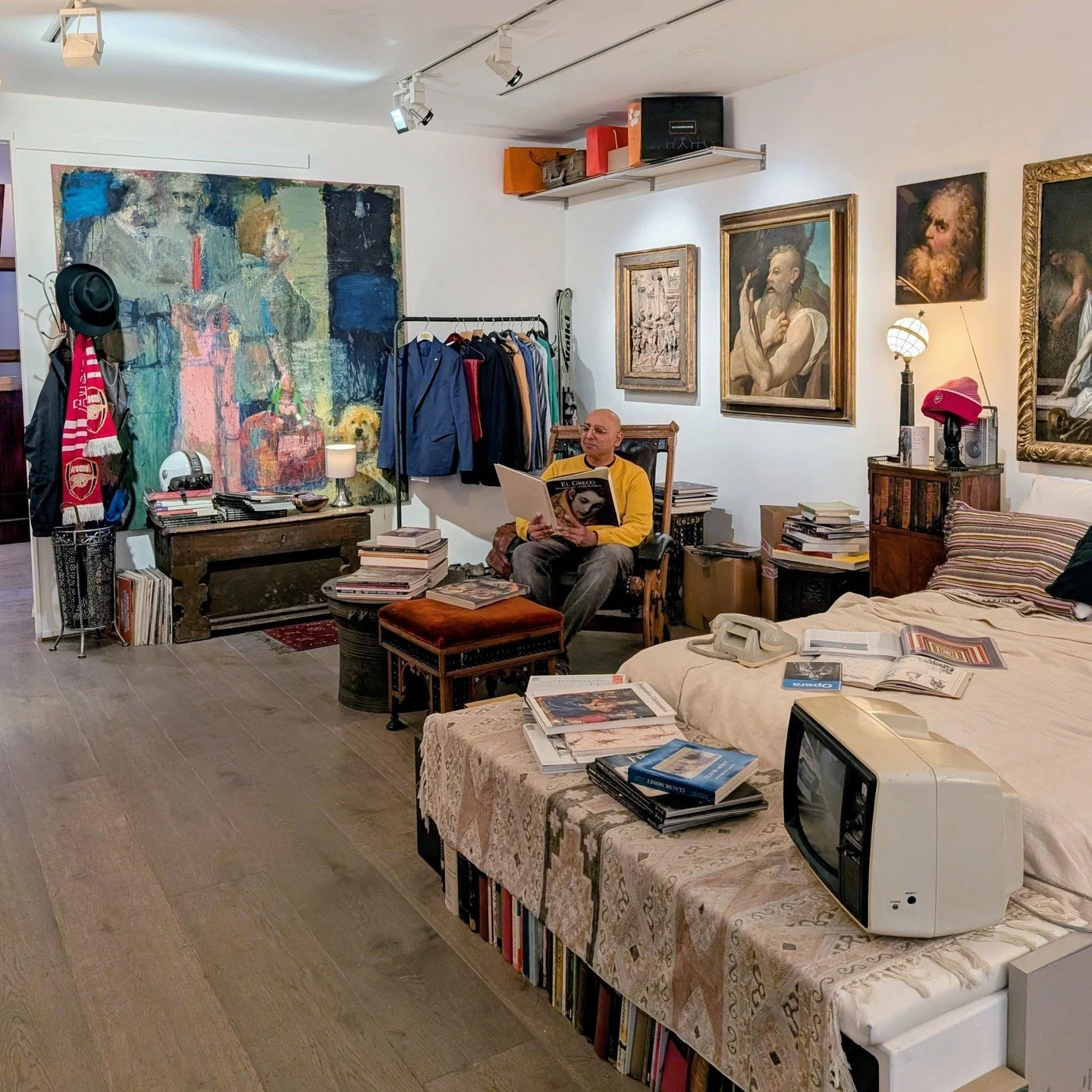 As a tribute to founder Ian Rosenfeld, Fitzrovia gallery Rosenfeld recently hosted an exhibition modelled on his home and collection, recreating his bedroom and living room in the gallery space (now closed). The gallery has announced it&rsquo;s their