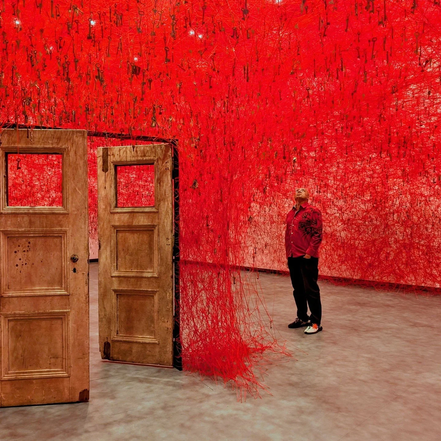 When it comes to creating immersive art installations that you'll never forget, Chiharu Shiota rarely fails. In Threads of Life she weaves threads throughout a space and incorporates items within it, from keys and dresses to boats and doors. Shiota's