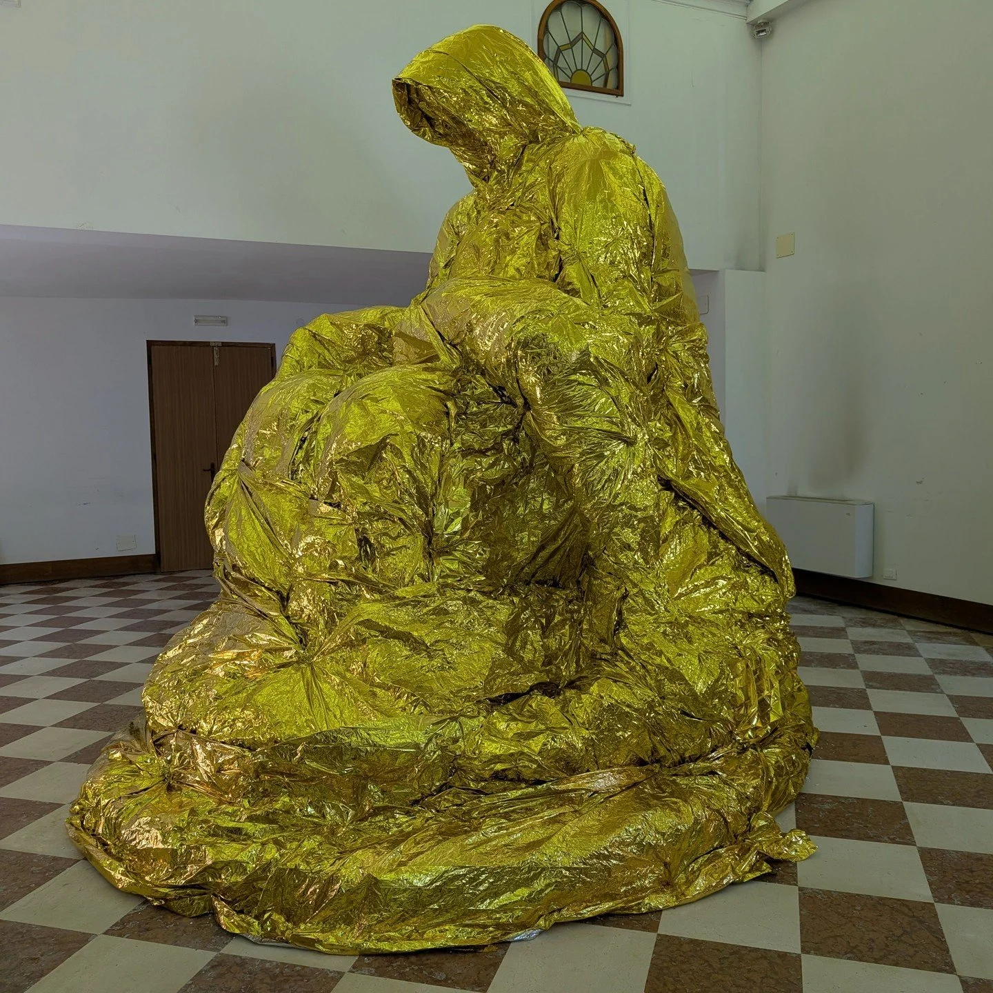 Here are my highlights from the national pavilions outside of the two main sites of @LaBiennale. You can read my review of this year&rsquo;s Venice Biennale on @WorldOfFAD (link in bio).

Shown here: 
1: @ZernovskiVelimir representing North Macedonia