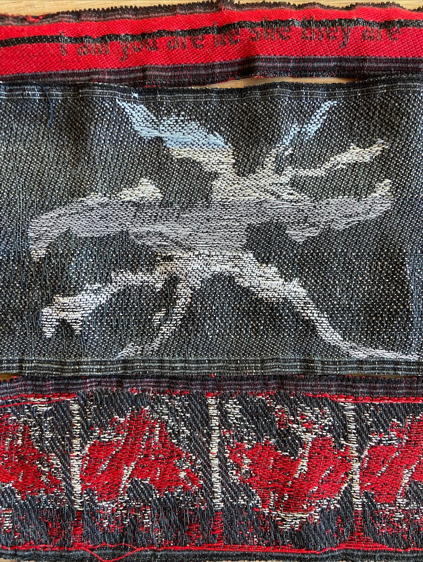 Last week I finally got the chance to attend a course in digital weaving at @vev.ft with the amazing artist @austikristina. The technicality was surprisingly demanding, but the time in the loom felt too good to not be hooked. Such a beautiful rythm a