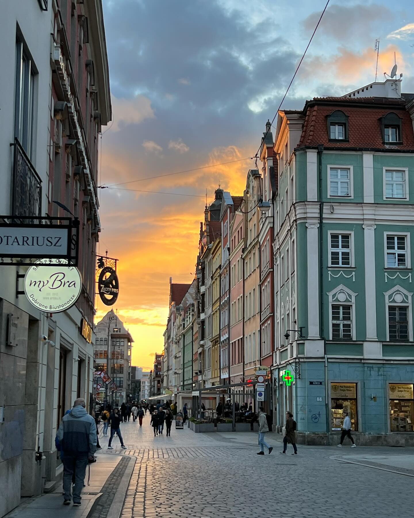 Wrocław, Poland has a very impressive market square - reminiscent of Copenhagen to me, with the vibrantly coloured buildings. Great sunset, quite warm, and strolling on the a great duck dinner. #wroclaw #poland