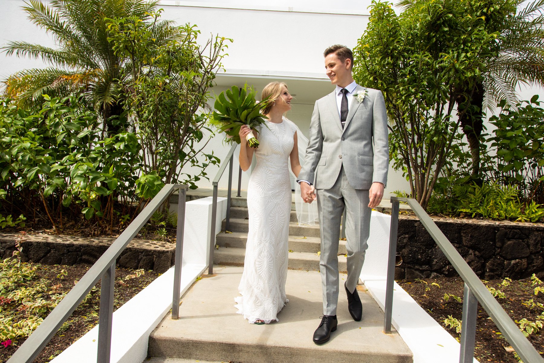 bride and groom outside the Oahu temple
