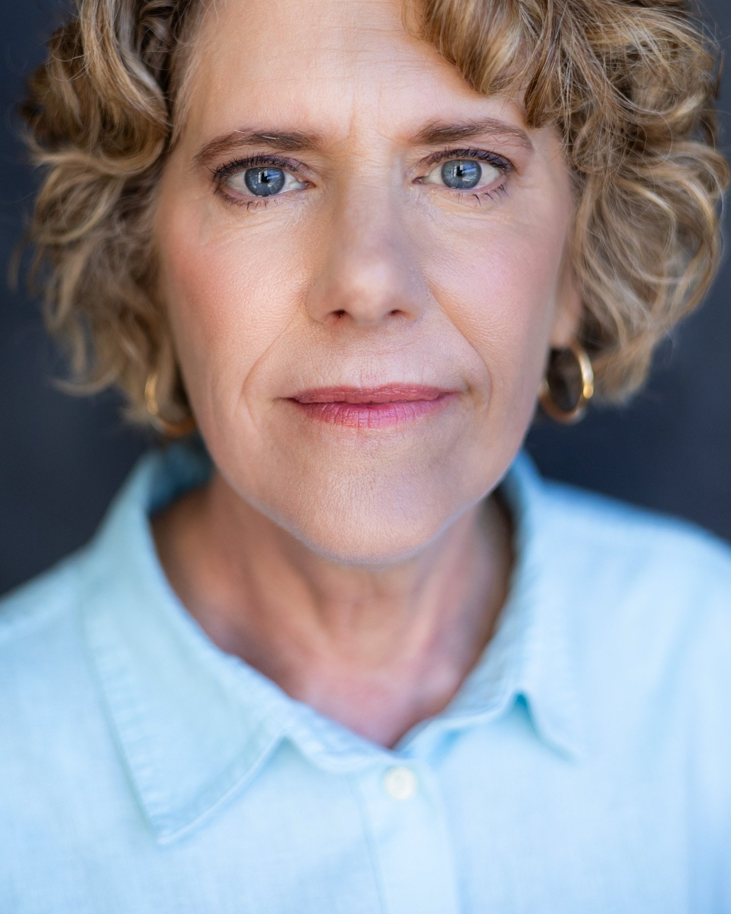 Lily, interested in putting her best foot forward, came for headshots at the studio. She admitted she was reluctant to come, but her demeanor by the end was cheerful and gregarious as she realized it went way better than she expected. Thanks to @radw