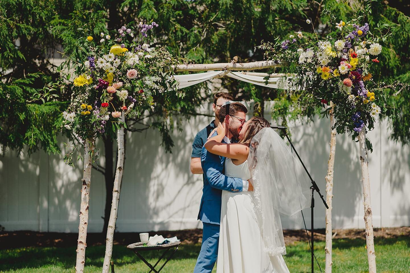 My favorite moments under a chuppah or arch arrangement are always these ❤️ moments!

Photography by @briandavidweddings 
*
*
*
#flowerfridays #philadelphiaflorist #nycflorist #backyardwedding #chuppah #seasonalflowers #nofloralfoam #freshflowers #se