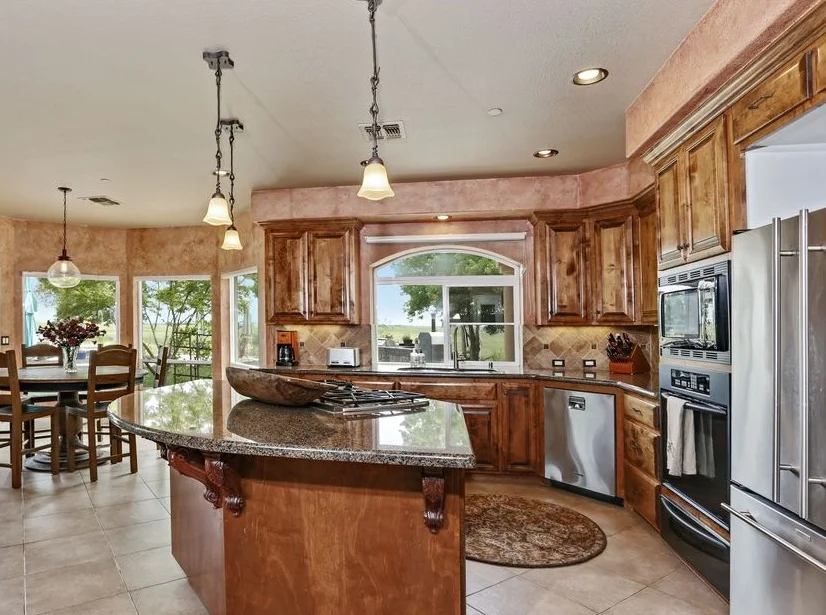 Kitchen: Before