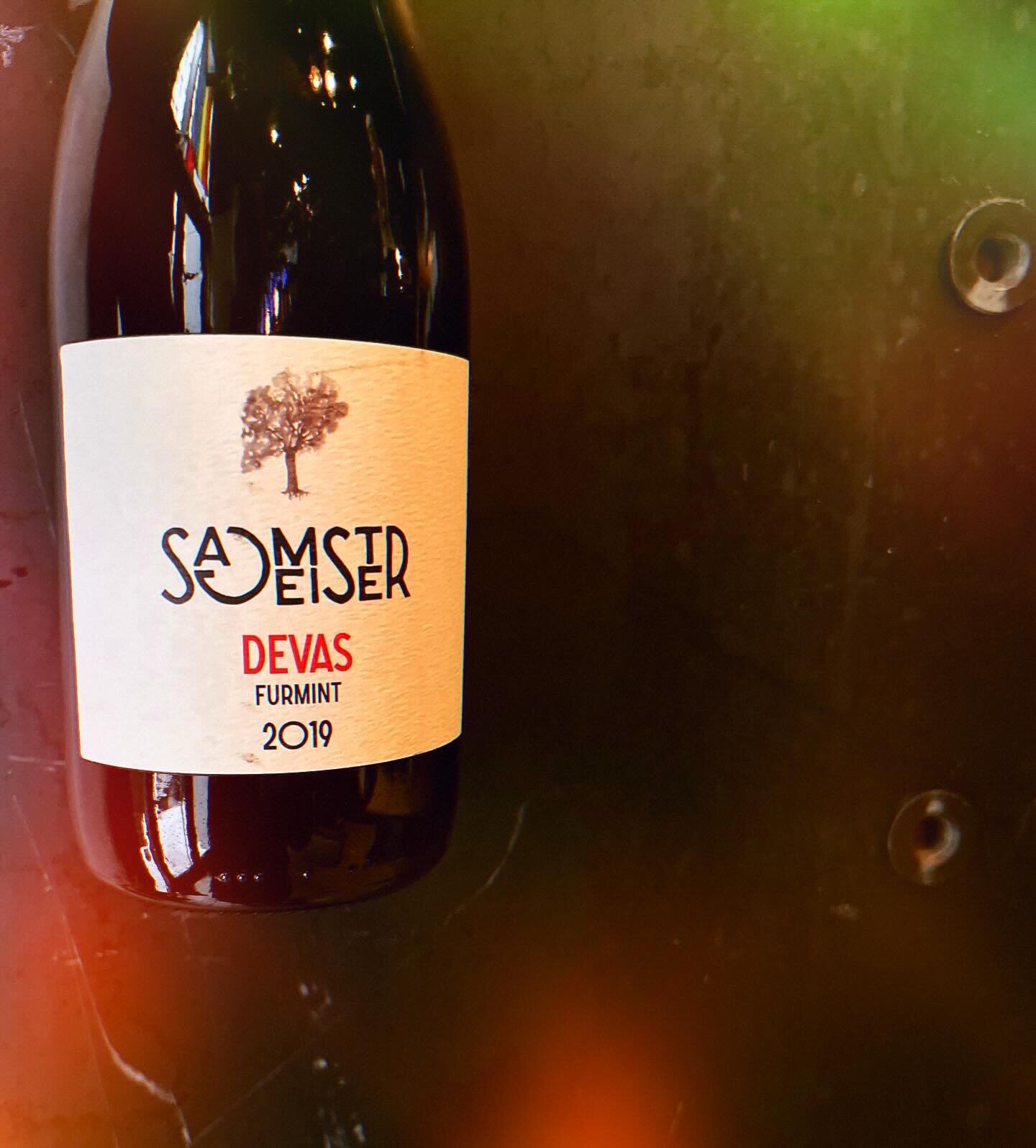 .
#devas to the front ...
See what we did there 👆🏼

#thirstythursday is calling and the Furmint from Serbian winemaker Ernő Sagmeister is the answer ; so #pickupthephone and say hello to your crispy, mineral driven new friend ....👯&zwj;♂️🕺🏼

#se