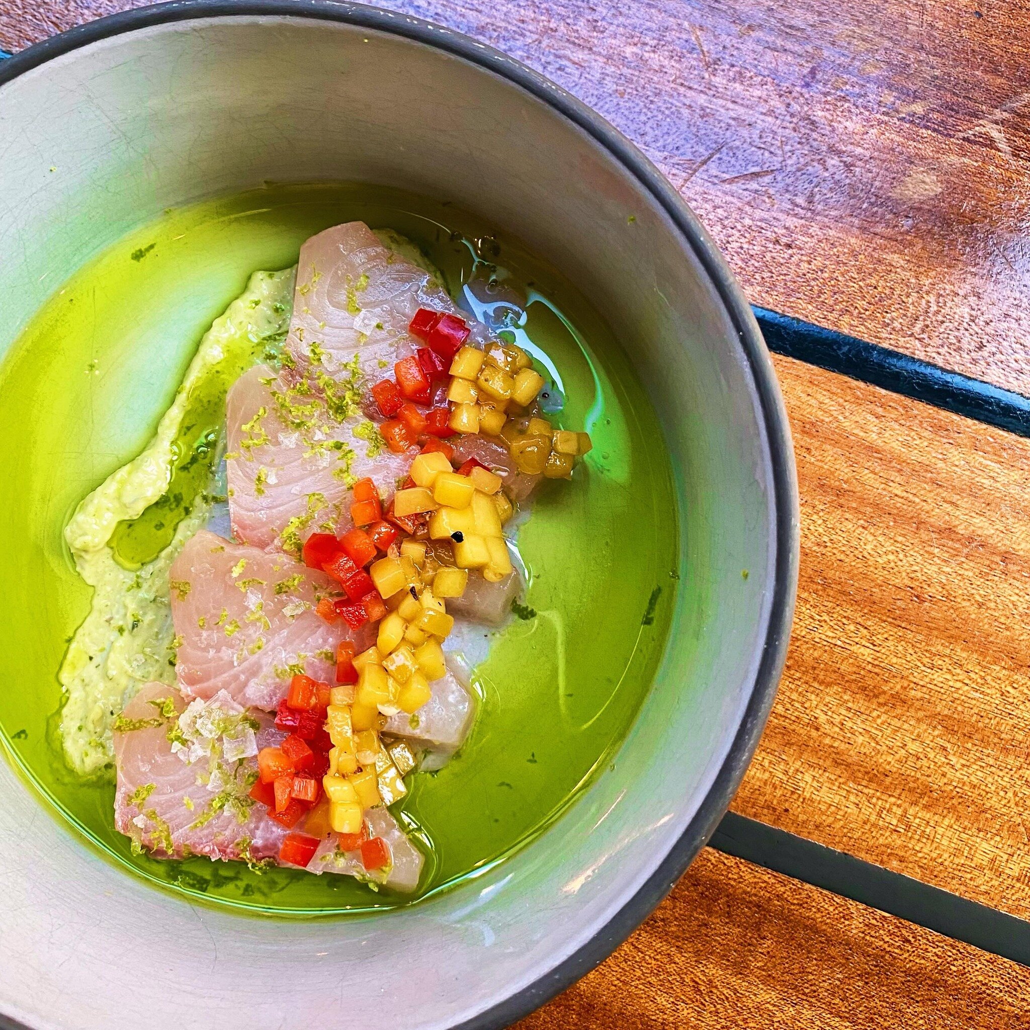 This Pisces season we&rsquo;re serving it up RAW ♓️🐟💋 Hiramasa crudo with mango and crunchy red pepper in scallion oil from the mind of @kathrynbritten &mdash; this is the perfect bite of sunshine to get you through to Spring. #piscesseason #finsup