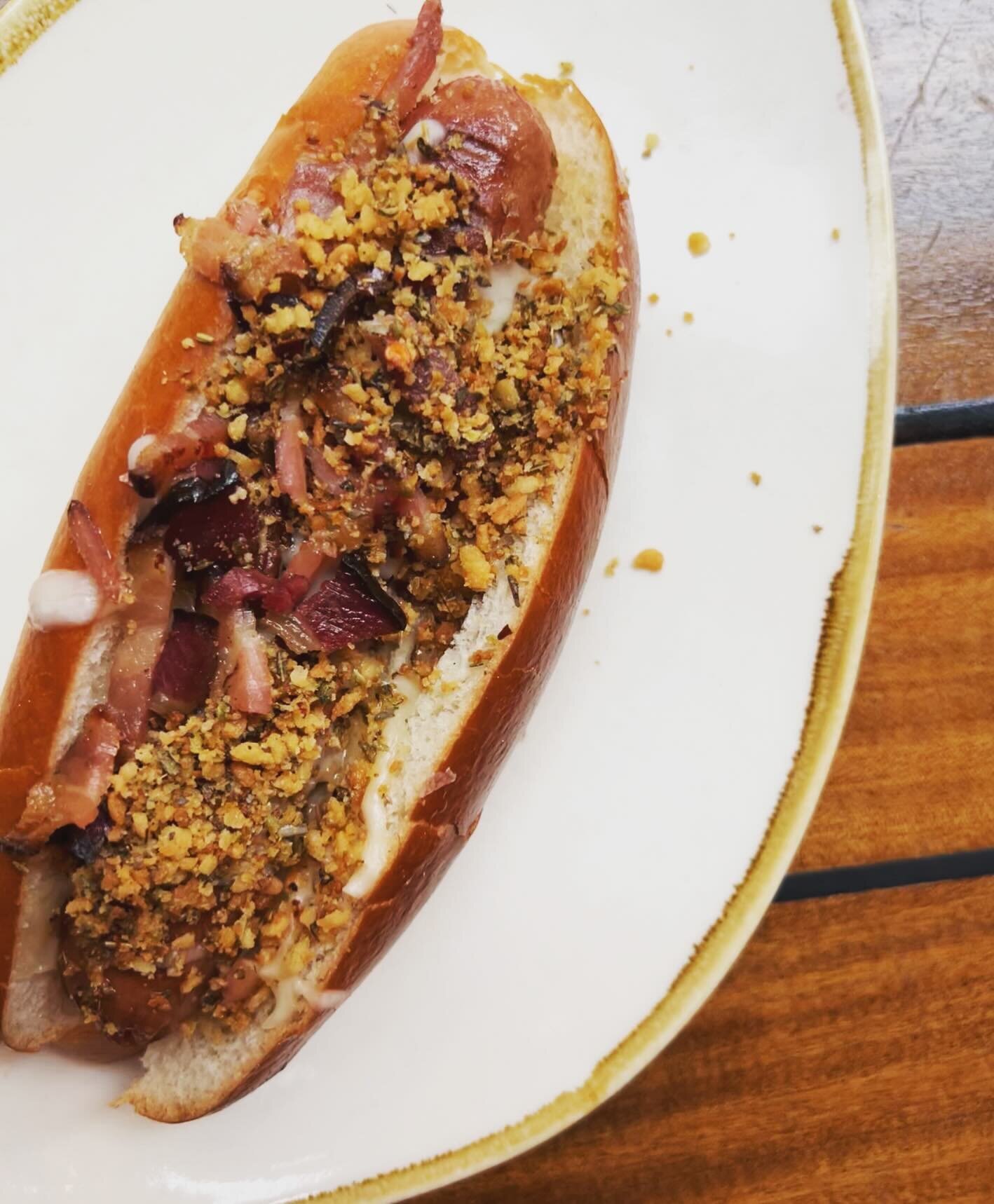 The final #loveweins of February... the Queen of Hearts! Every dog has his day and this one won the jackpot with bacon, buttery breadcrumbs, and Monterey Jack. Call it Weins Casino -- we call it a winning hand. 

#weinerwednesday #royalflush #lovewei