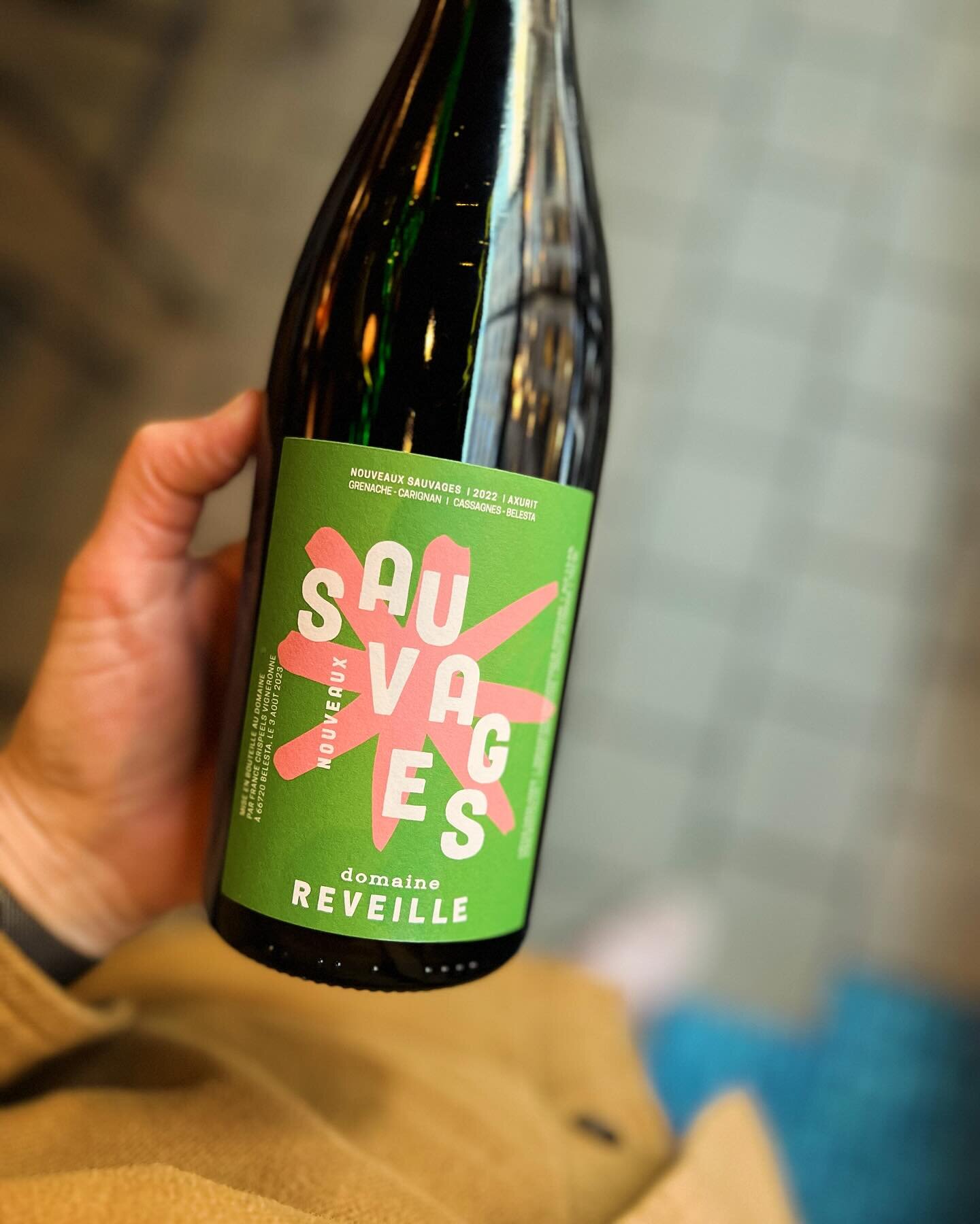 .
👊🏼 Winemaker France Crispeels of @vignoble.reveille does it again! 👊🏼 

Total crush show with carbonic notes on this blend of Grenache &amp; Carignan - fresh, fruity &amp; perfect for a Tuesday night ...come and get it....

#frenchjuice #langed