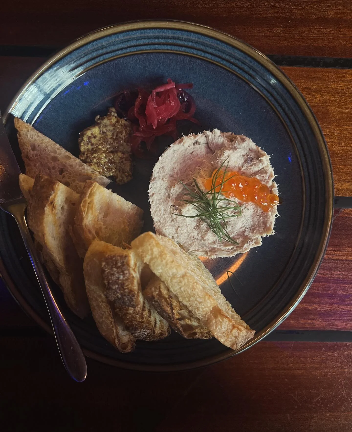The tides are starting to change and so is the pahhhtayyy.... p&acirc;t&eacute; that is! 

Bluefish p&acirc;t&eacute; with salmon roe, toast points, grain mustard &amp; pickled red onion; compliments of Chef @kathrynbritten 

#timetopate #p&acirc;t&e