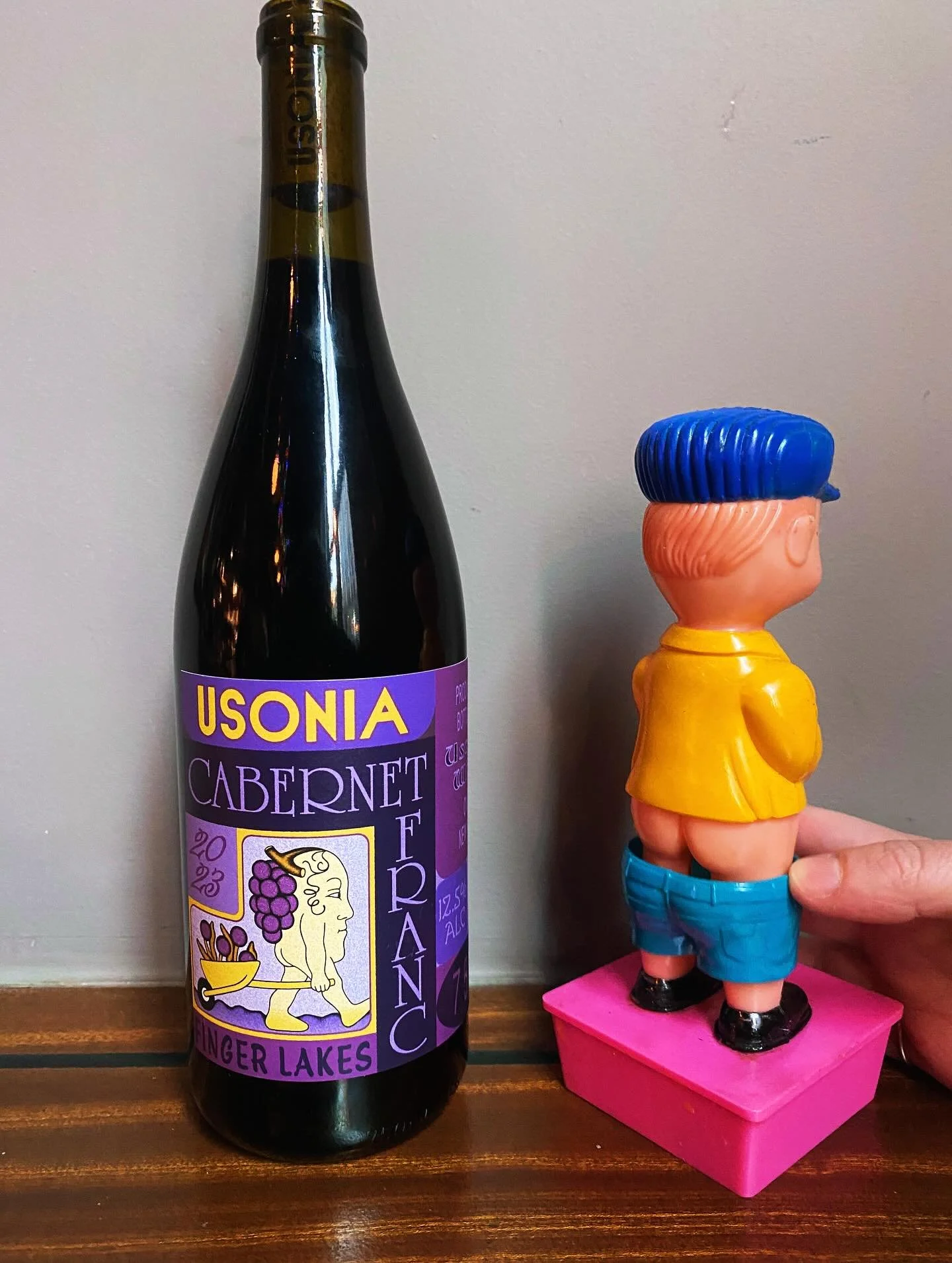 We like small butts and we cannot lie&hellip; This Cabernet Franc from @usoniawine of Seneca Lake, NY is rocking one tight tush. Classic notes of herbs and green pepper pair with a bright, playful acidity. Come for the vines, stay for the buns&hellip